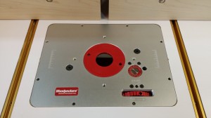 A close-up of the lift's plate.  Note the reference marks on either side of the plate and the microadjust dial.  